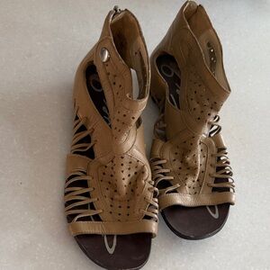 Boutique 9 taupe leather sandals, sz 7.5